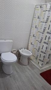 un bagno con un water e un lavandino di Arequito centro a Arequito Altre 5 foto