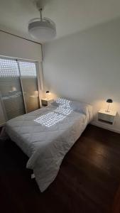 una camera da letto con un letto grande e una finestra di Arequito centro a Arequito