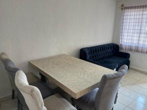 a room with a table and chairs and a couch at Departamento Integral Facturamos! in Cañada
