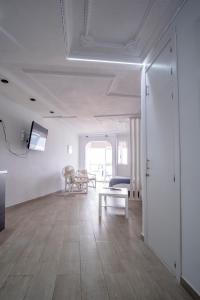 a living room with a table and a couch at Costa Libertad, Mesa del mar in Tacoronte