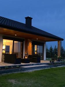 扎莫希奇Moja bajka的一栋带沙发的门廊的大房子