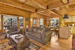 ein Wohnzimmer mit 2 Sofas und einer Küche in der Unterkunft Cub's Cabin / Charming 3-Bedroom Log Cabin Near Big Bear Lake in Big Bear Lake