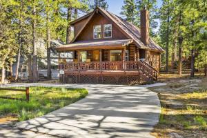 ein Blockhaus mit einem Gehweg, der dorthin führt in der Unterkunft Cub's Cabin / Charming 3-Bedroom Log Cabin Near Big Bear Lake in Big Bear Lake