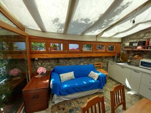 a living room with a blue couch in a kitchen at casa Nada in Gera Lario