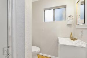 ein weißes Badezimmer mit Waschbecken und Toilette in der Unterkunft Orchard Family Cabin Near Historic Big Bear Village Walk to Marina in Big Bear Lake + 26 Fotos