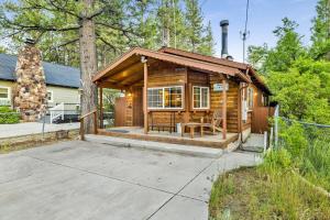 eine Holzhütte mit einem Tisch und einem Stuhl in der Unterkunft Orchard Family Cabin Near Historic Big Bear Village Walk to Marina in Big Bear Lake
