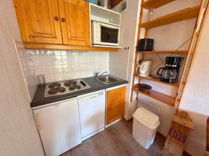 Köök või kööginurk majutusasutuses Appartement pour 4 pers. aux Menuires avec balcon et casier à skis - FR-1-452-253