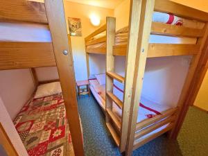 a room with two bunk beds and a bed at Appartement 6 personnes - Les Menuires, vue montagne - FR-1-452-111 in Les Menuires