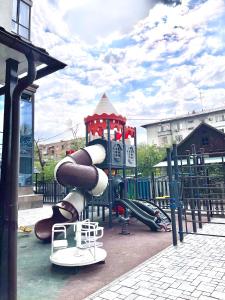 un patio de recreo con un tobogán en un parque en ЖК Millennium, en Bishkek 37 fotos más