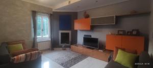 a living room with a couch and a television at La casa di Betta in Lerici