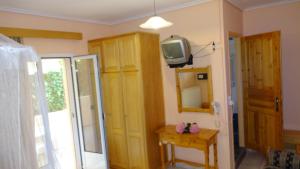 TV a/nebo společenská místnost v ubytování Pansion Filoxenia Apartments & Studios