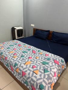 Un dormitorio con una cama con un edredón azul. en Diya Apartment, en Rishīkesh 26 fotos más