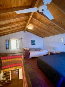 Großes Zimmer mit 2 Betten und einem Sofa in der Unterkunft Casita confortable rodeada de Naturaleza in La Cumbre + 8 Fotos