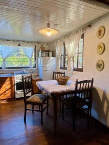 eine Küche mit Tisch und Stühlen in einem Zimmer in der Unterkunft Casita confortable rodeada de Naturaleza in La Cumbre