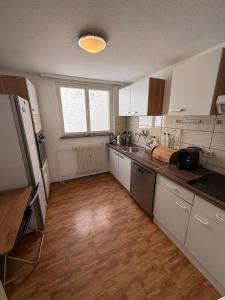 Kuchyň nebo kuchyňský kout v ubytování Cozy apartment in Hornberg - Apartment Gutach