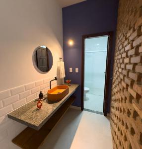 un baño con lavabo y espejo en Casa Temática Villa Rock, en Prado