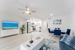Μια τηλεόραση ή/και κέντρο ψυχαγωγίας στο Waterfront Retreat Views, Pool, Hot Tub, Gym Walk to Beach & Boca Resort!