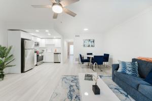 Η κουζίνα ή μικρή κουζίνα στο Waterfront Retreat Views, Pool, Hot Tub, Gym Walk to Beach & Boca Resort!