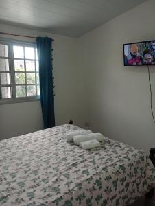 Un dormitorio con una cama con dos toallas encima. en Mi Departamentito, en Federación
