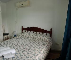 Un dormitorio con una cama con toallas. en Mi Departamentito, en Federación