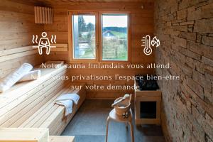 ein Holzzimmer mit einer Bank und einem Fenster in der Unterkunft Notre Chalet - Boutique Appartements 4 étoiles & Sauna in Les Fourgs