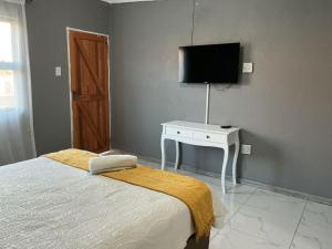 Et tv og/eller underholdning på Tash rooms and travel