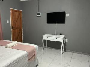 Et tv og/eller underholdning på Tash rooms and travel