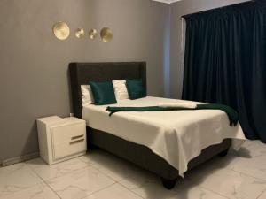 En eller flere senge i et værelse på Tash rooms and travel