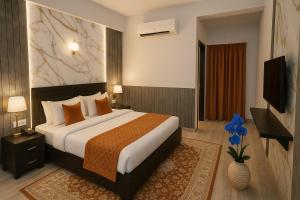 Letto o letti in una camera di The Ruby Resort, Vrindavan #prime location #luxury rooms #near prem mandir #restaurant #big lawn #parking