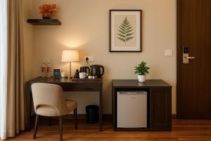Set per la preparazione di tè e caffè presso The Ruby Resort, Vrindavan #prime location #luxury rooms #near prem mandir #restaurant #big lawn #parking