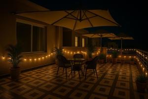 Foto dalla galleria di The Ruby Resort, Vrindavan #prime location #luxury rooms #near prem mandir #restaurant #big lawn #parking a Vrindāvan