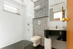 Bagno di The Ruby Resort, Vrindavan #prime location #luxury rooms #near prem mandir #restaurant #big lawn #parking