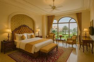 una camera da letto con un letto grande e una grande finestra di The Ruby Resort, Vrindavan #prime location #luxury rooms #near prem mandir #restaurant #big lawn #parking a Vrindāvan