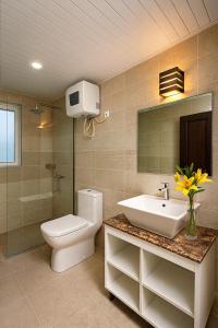 Bagno di The Ruby Resort, Vrindavan #prime location #luxury rooms #near prem mandir #restaurant #big lawn #parking