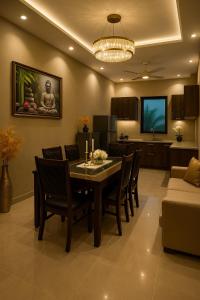 una sala da pranzo e un soggiorno con tavolo e sedie di The Ruby Resort, Vrindavan #prime location #luxury rooms #near prem mandir #restaurant #big lawn #parking a Vrindāvan