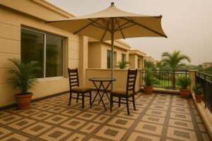 Balcone o terrazza di The Ruby Resort, Vrindavan #prime location #luxury rooms #near prem mandir #restaurant #big lawn #parking