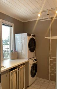 a laundry room with a washer and dryer at Modern 3 bedroom villa 10min from Oslo Airport Gardermoen in Jessheim