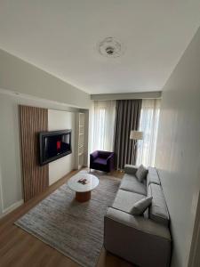 een woonkamer met een bank en een tafel bij Luxury 2BR 2BA Fast Wi-Fi and AC in Istanbul