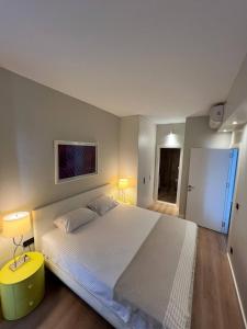 een slaapkamer met een groot wit bed en twee lampen bij Luxury 2BR 2BA Fast Wi-Fi and AC in Istanbul +6 foto's