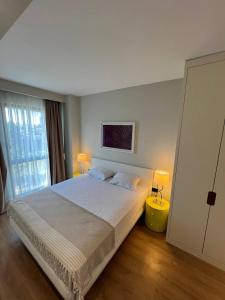 een slaapkamer met een groot bed met twee lampen bij Luxury 2BR 2BA Fast Wi-Fi and AC in Istanbul