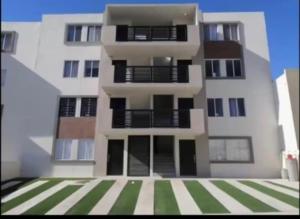 un edificio blanco alto con balcones negros. en Habitación para descansar, en Tijuana