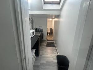 Η κουζίνα ή μικρή κουζίνα στο Eash Ham Apartment +2 φωτογραφίες
