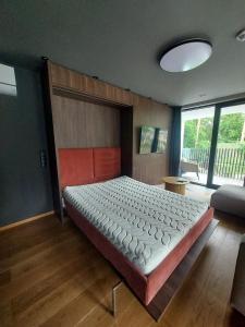 una camera da letto con un letto grande in una stanza di Stegna Deluxe Amber Apartments a Stegna Altre 29 foto