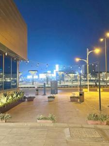 een gebouw met straatverlichting in een stad 's nachts bij Boulevard Apartment-H1 in Riyad