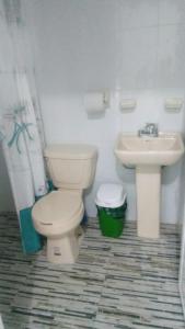a bathroom with a toilet and a sink at Cuartito Modesto del precioso in Martínez de La Torre