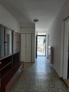 an empty room with a hallway with a hallwayngth at Golden View Apartment in Sarajevo +3 photos