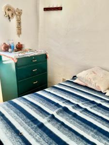 a bedroom with a bed with a green dresser at Silencio y naturaleza en Cuernavaca in Cuernavaca