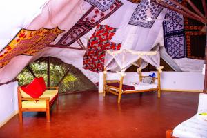ディアニ・ビーチにあるAfrican Huts Villasの椅子2脚とテント付きのお部屋 +47枚の写真