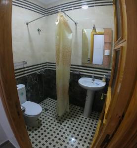 RchamCoopérative Village Jbel Moussa du Tourisme的带马桶和水槽的浴室 更多37张照片