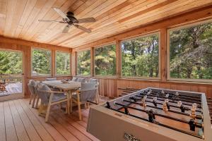 una gran sala de estar con mesa de ping pong. en Classic Cape Walk to Red River Beach, en Harwich